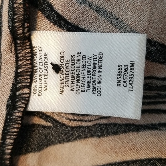 *LAST CHANCE ITEM!* Leith Tiger Print Maxi Dress w/ Button Down Front - Picture 7 of 8